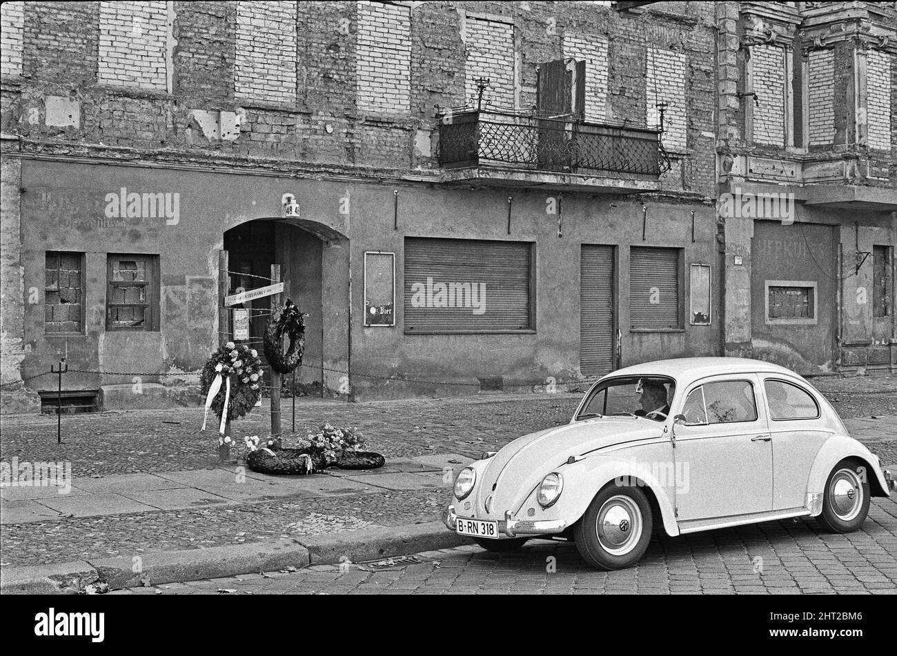 Memoriale di Ida Siekmann, morto dopo aver saltato fuori dalla finestra dell'appartamento a Bernauer Strasse, dopo la chiusura del confine tra Berlino Est e Ovest. Gli edifici sul lato est della strada sono a Berlino Est, e i marciapiedi e la strada a Berlino Ovest. Poiché ciò significava che un residente poteva uscire dalla porta d'ingresso alla libertà, le autorità della Germania orientale ordinarono l'evacuazione forzata di tutte le abitazioni al confine e rimprosero in su tutte le entrate e finestre Ida Siekmann morì cercando di fuggire durante l'evacuazione del suo edificio. Circa 1965 Foto Stock