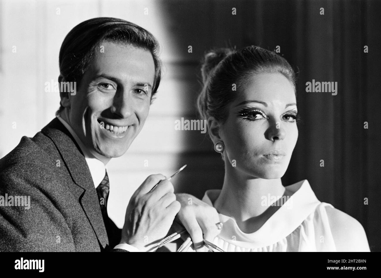 Pablo Manzoni, Eye Makeup Designer, descritto da Elizabeth Arden come il Picasso del trucco oculare, dimostra il trucco facciale durante la conferenza stampa al Dorchester Hotel, Londra, 20th ottobre 1965. Foto Stock