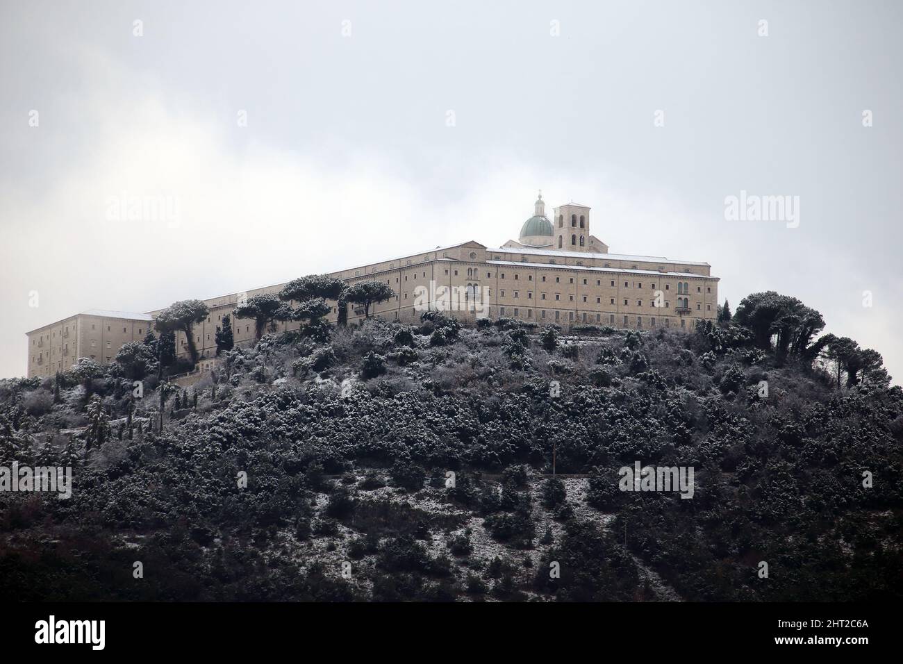 Cassino, Italia. 26 febbraio 2022. Meteo nel centro Italia, l'abbazia di Montecassino con la neve. Credit: Antonio Nardelli / Alamy Live News Foto Stock