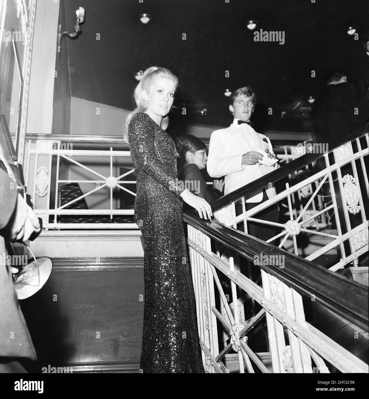 Prima del film, Repoulsion, al Rialto Cinema di Londra, Giovedì 10th Giugno 1965. La nostra foto mostra ... Catherine Deneuve Foto Stock