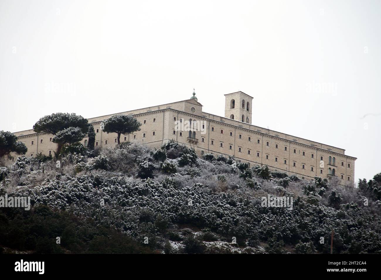 Cassino, Italia. Febbraio 26, 2022. Meteo nel centro Italia, l'abbazia di Montecassino con la neve. Credit: Antonio Nardelli / Alamy Live News Foto Stock