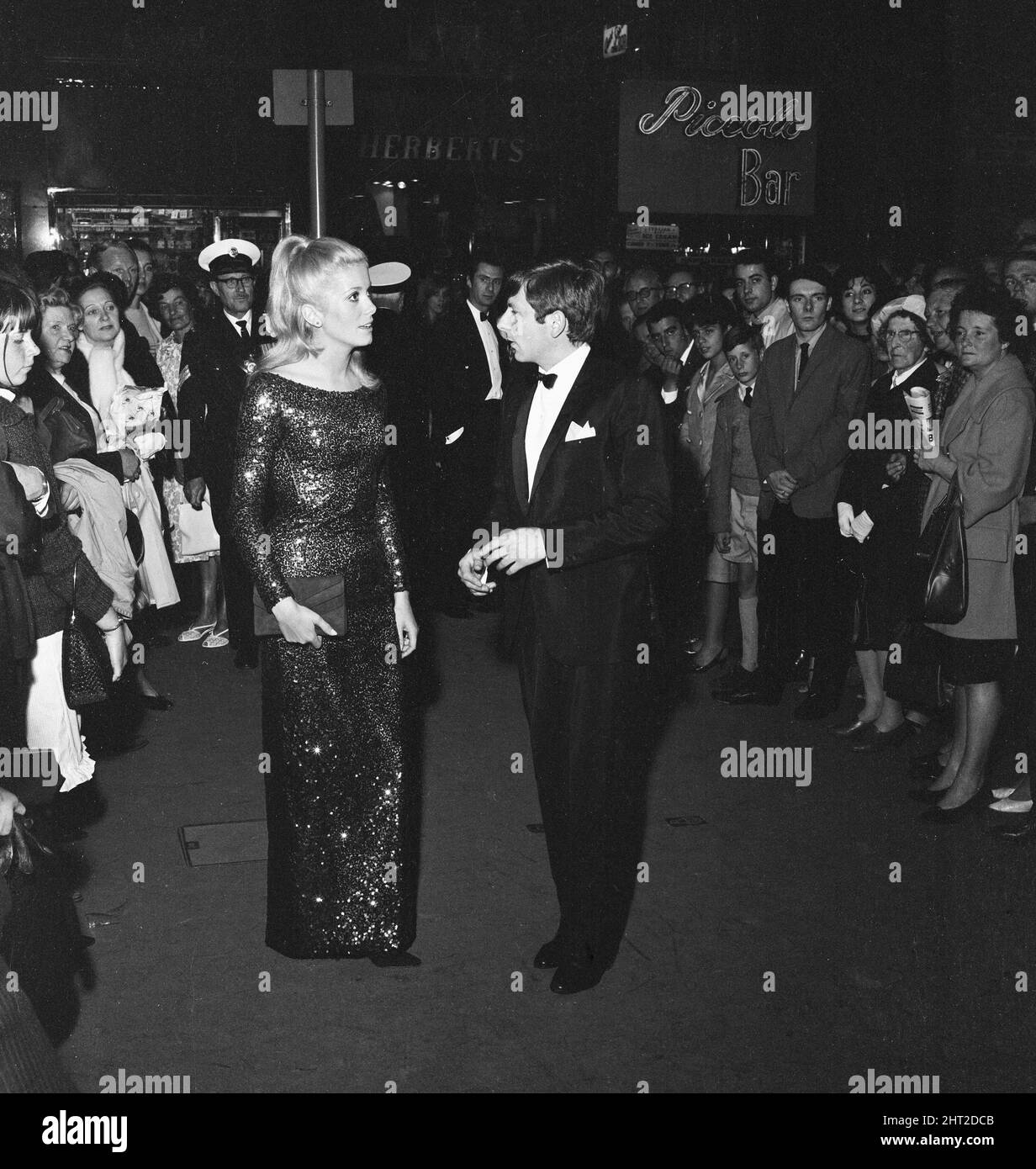 Prima del film, Repoulsion, al Rialto Cinema di Londra, Giovedì 10th Giugno 1965. La nostra foto mostra ... Catherine Deneuve e Roman Polanski. Foto Stock