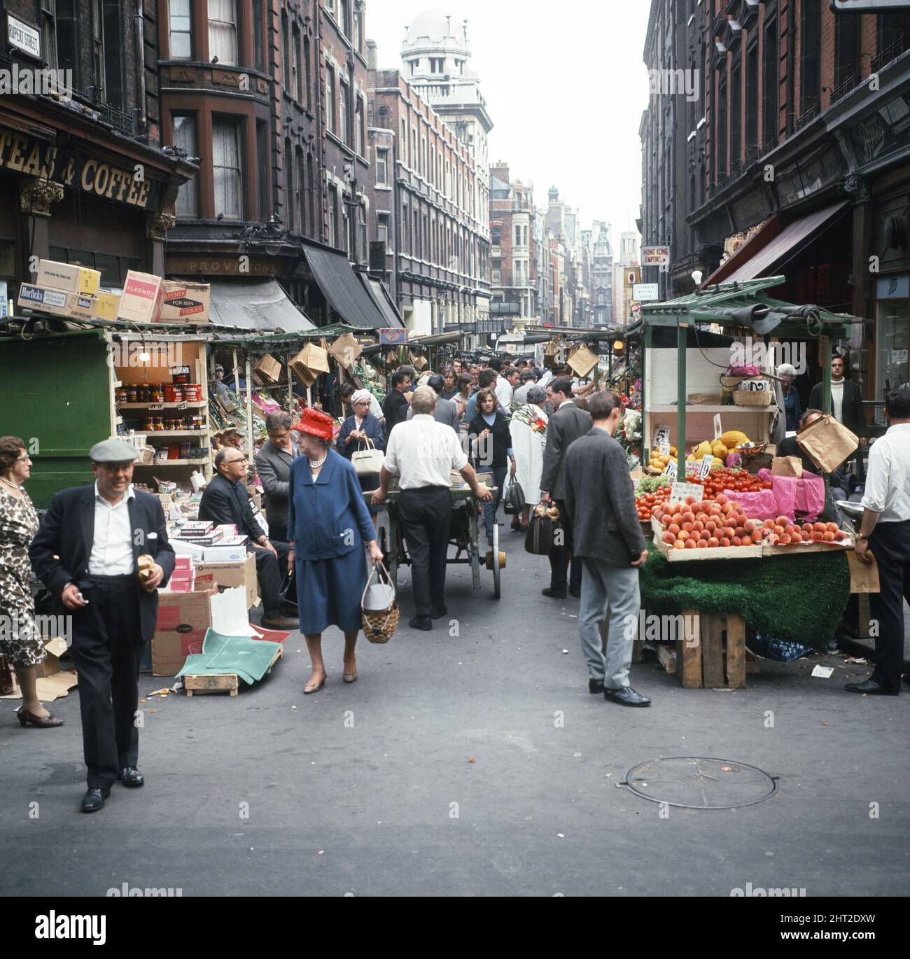 Scene in Rupert Street a Soho, Londra, mostrando il mercato all'aperto, 1966. Foto Stock