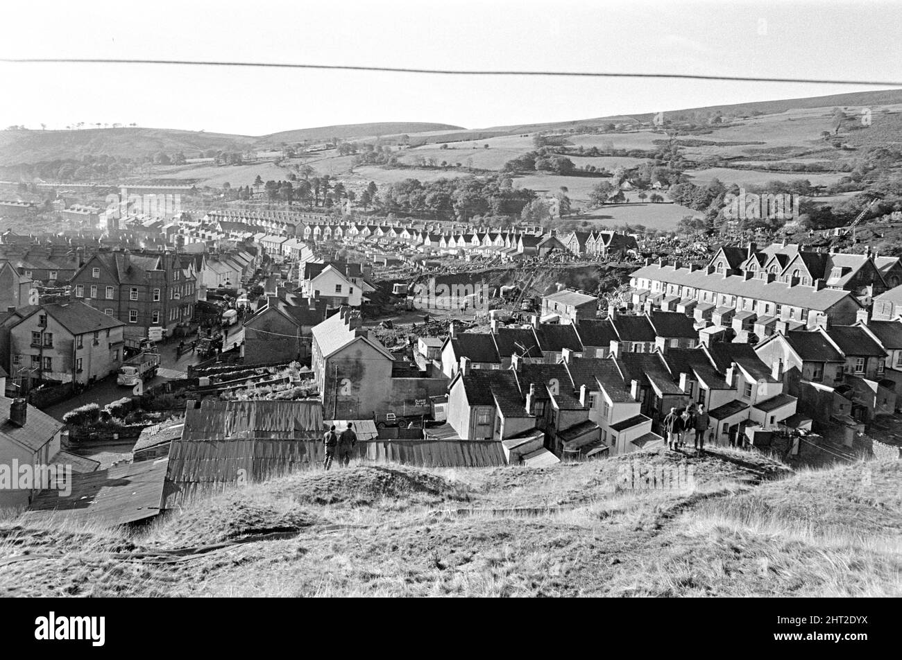 Aberfan, Galles del Sud, 21st ottobre 1966 il disastro di Aberfan è stato un crollo catastrofico di una punta di petrolio collirica nel villaggio gallese di Aberfan, vicino a Merthyr Tydfil. È stato causato da un accumulo di acqua nella roccia accumulata e scisto, che improvvisamente ha iniziato a scivolare in discesa sotto forma di slurry e ha inghiottito la scuola junior Pantglas sottostante, il 21st ottobre 1966, uccidendo 116 bambini e 28 adulti. L'immagine mostra il fango che si è fermato distruggendo una parte importante del villaggio di Aberfan. Foto scattata il 21st ottobre 1966 Foto Stock