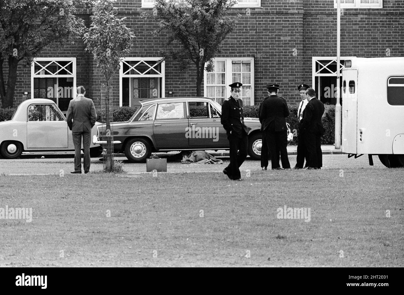 Tre poliziotti, il Sergente detective Christopher Tippett Head, 30, il Constable detective temporaneo David Bertram Wombwell, 25 e il Constable di polizia Geoffrey Roger Fox, 41, sono stati uccisi dopo aver indagato su un furgone blu maledetto Vanguard parcheggiato in Braybrook Street con tre uomini seduti al suo interno. Harry Roberts, John Edward 'Jack' Witney e John Duddy sono stati condannati per il loro omicidio. La scena in Braybrook Street dopo gli omicidi. 12th agosto 1966. Foto Stock