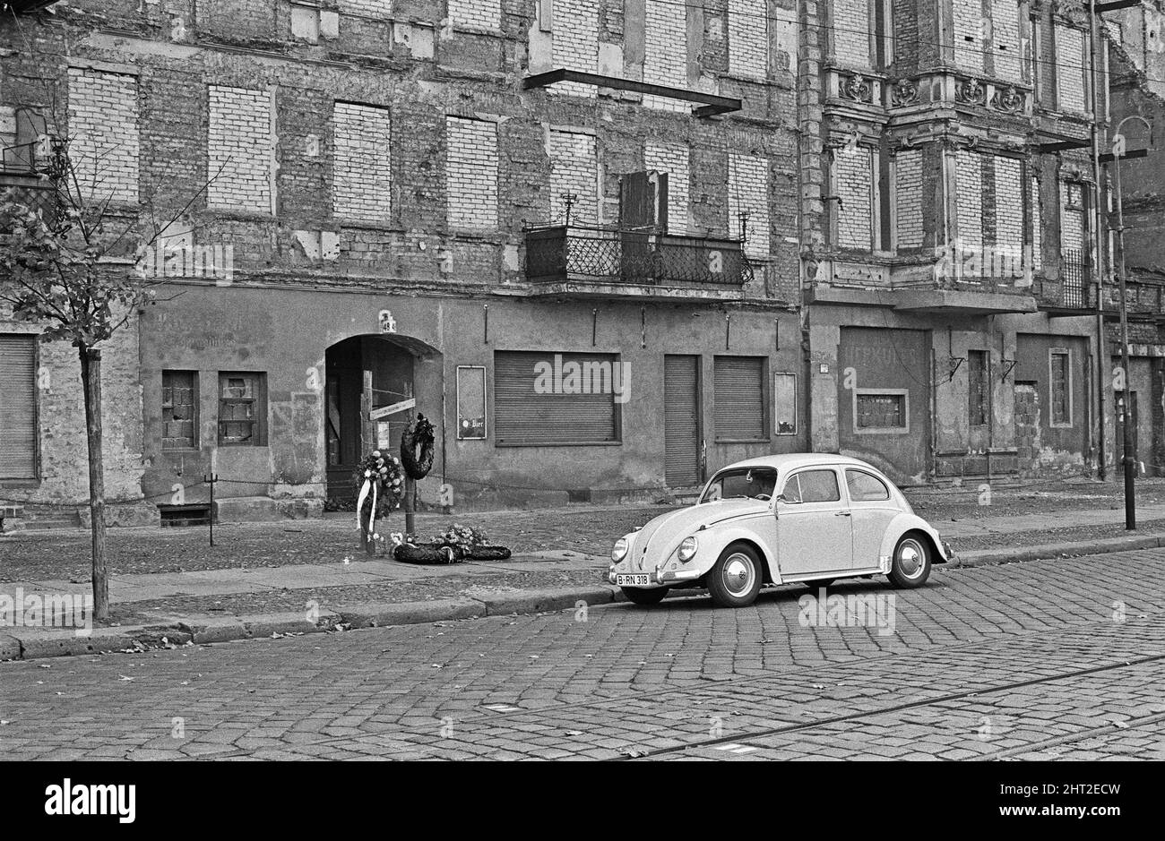 Memoriale di Ida Siekmann, morto dopo aver saltato fuori dalla finestra dell'appartamento a Bernauer Strasse, dopo la chiusura del confine tra Berlino Est e Ovest. Gli edifici sul lato est della strada sono a Berlino Est, e i marciapiedi e la strada a Berlino Ovest. Poiché ciò significava che un residente poteva uscire dalla porta d'ingresso alla libertà, le autorità della Germania orientale ordinarono l'evacuazione forzata di tutte le abitazioni al confine e rimprosero in su tutte le entrate e finestre Ida Siekmann morì cercando di fuggire durante l'evacuazione del suo edificio. Circa 1965 Foto Stock