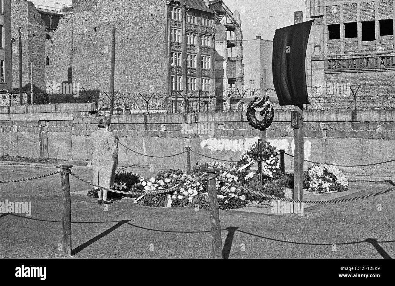 Memorial per la fuga Peter Fechter, a Zimmerstraze, Berlino, vicino al Checkpoint Charlie. Circa 1965Peter Fechter un muratore di 18 anni è stato ucciso dalle guardie di frontiera della Germania orientale il 17th agosto 1962 mentre cercava di attraversare Berlino Ovest. Era la ventisettesima persona a morire mentre tentava la traversata. Foto Stock