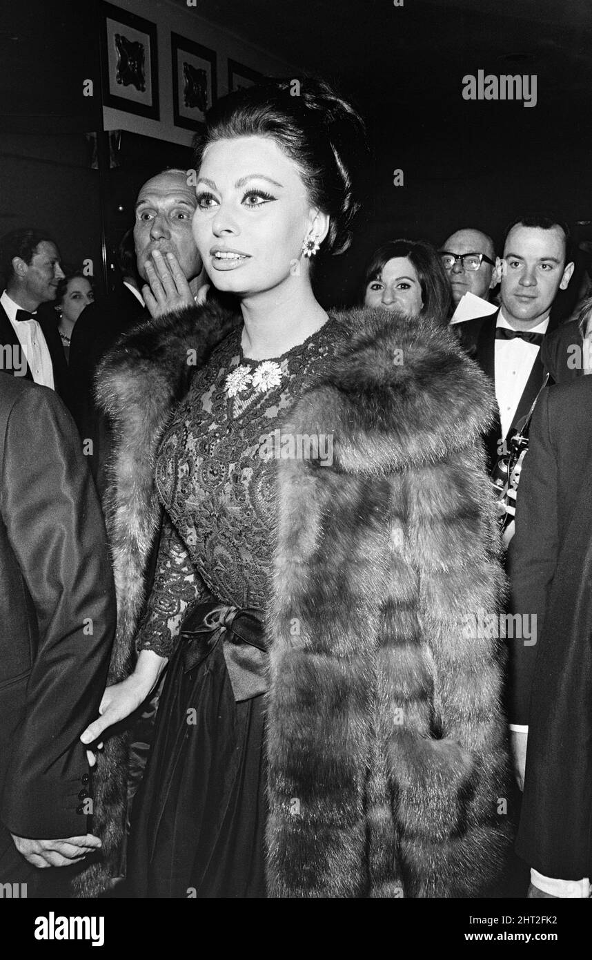 Sophia Loren al Premier di 'Operation Crossbow' all'Empire Theatre, Leicester Square. 19th maggio 1965. Foto Stock