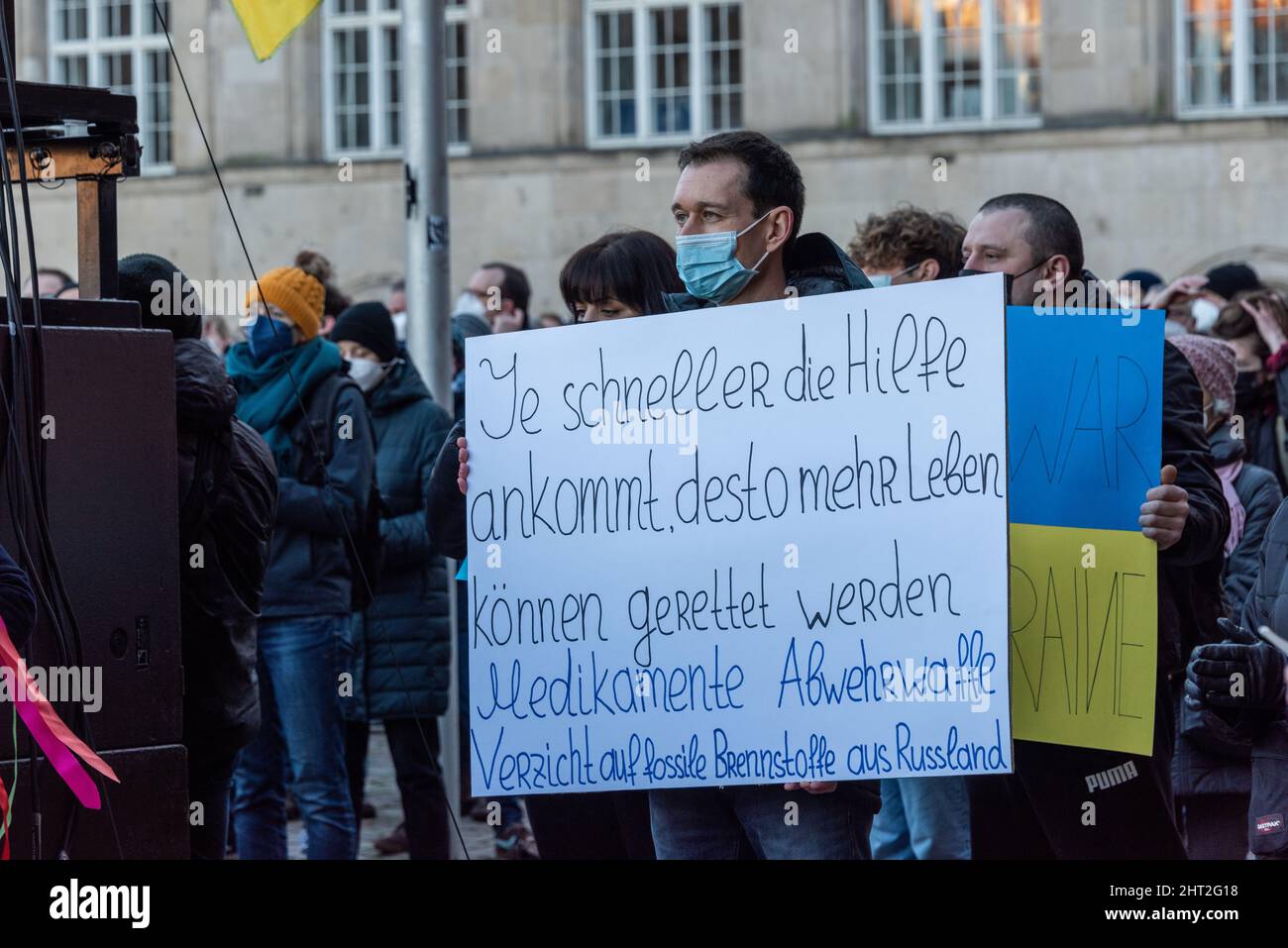 Kiel, 26. Febbraio 2022, Kundgebung der Solidarität mit der Ucraina. Mehr als 5000 Menschen haben sich friedlich auf dem Rathausplatz in Kiel versammel Foto Stock