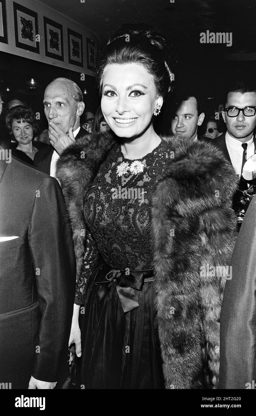 Sophia Loren al Premier di 'Operation Crossbow' all'Empire Theatre, Leicester Square. 19th maggio 1965. Foto Stock