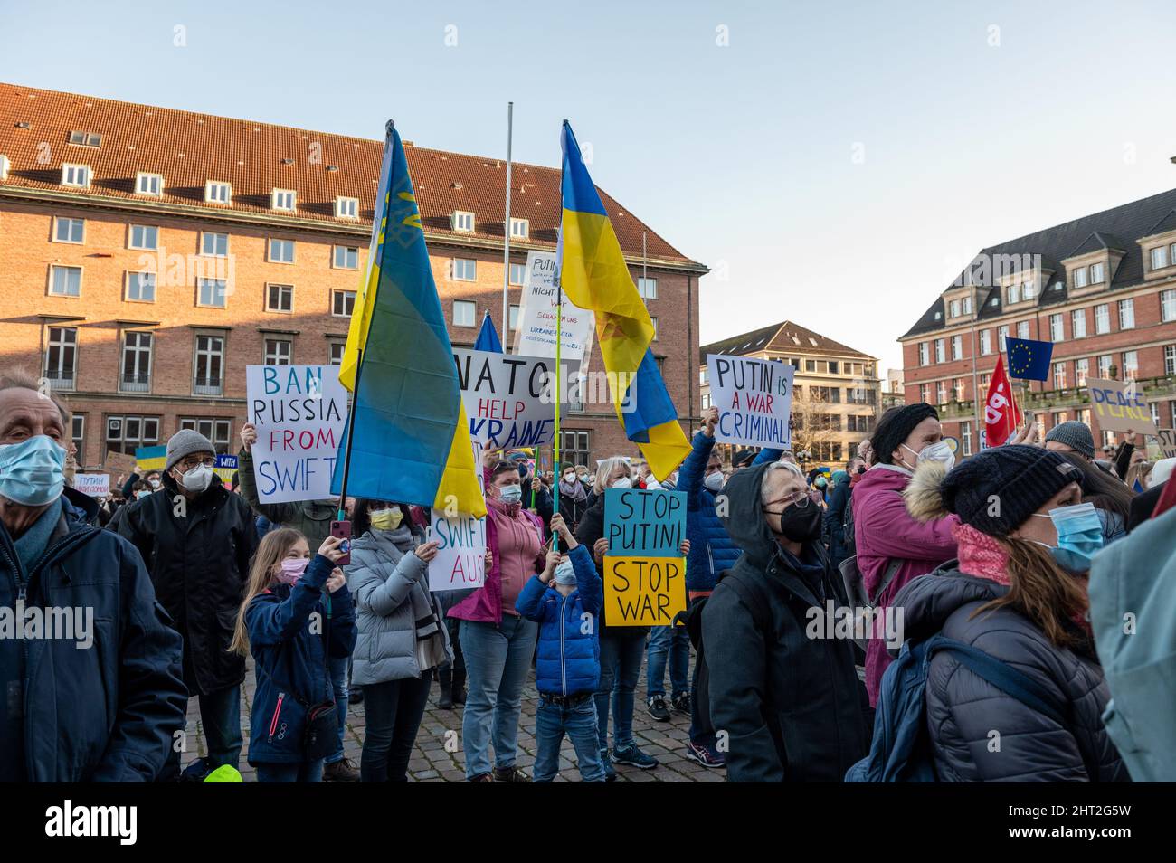 Kiel, 26. Febbraio 2022, Kundgebung der Solidarität mit der Ucraina. Mehr als 5000 Menschen haben sich friedlich auf dem Rathausplatz in Kiel versammel Foto Stock