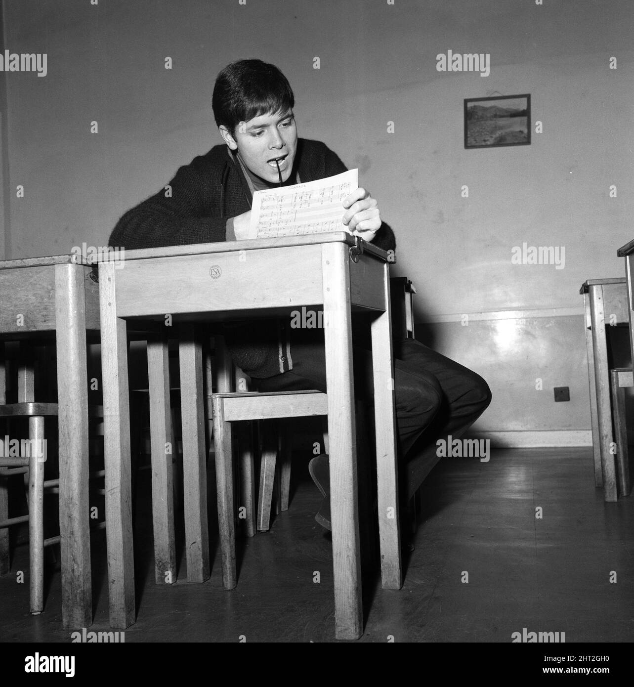 La stella pop Cliff Richard torna alla sua vecchia scuola, Cheshunt Secondary in Hertfordshire. 8th dicembre 1965. Foto Stock