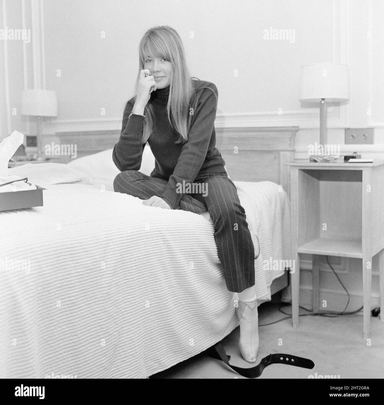 Francoise Hardy, cantante francese raffigurata nella sua camera d'albergo, Londra, 3rd novembre 1966. Francoise Hardy è nel Regno Unito per una sessione di registrazione e per comparire sul programma televisivo della BBC Juke Box Jury. Foto Stock