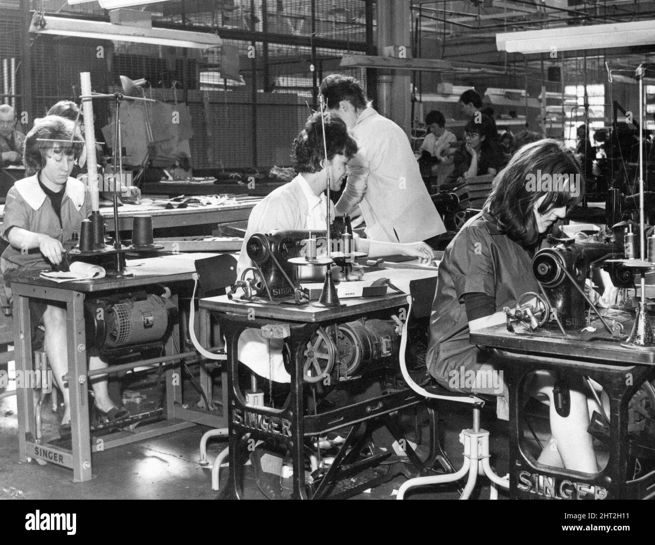 J Harvey Limited fabbrica di abbigliamento a Tredegar, Blaenau Gwent, Galles sud-orientale, venerdì 2nd aprile 1965. La fabbrica di abbigliamento che produce cappotti, giacche e pantaloni in borsello, impiega 300 lavoratori, per lo più donne, e sarà rilevata da Clifford Williams e Son Limited di Birmingham la prossima settimana (9th aprile). Foto Stock