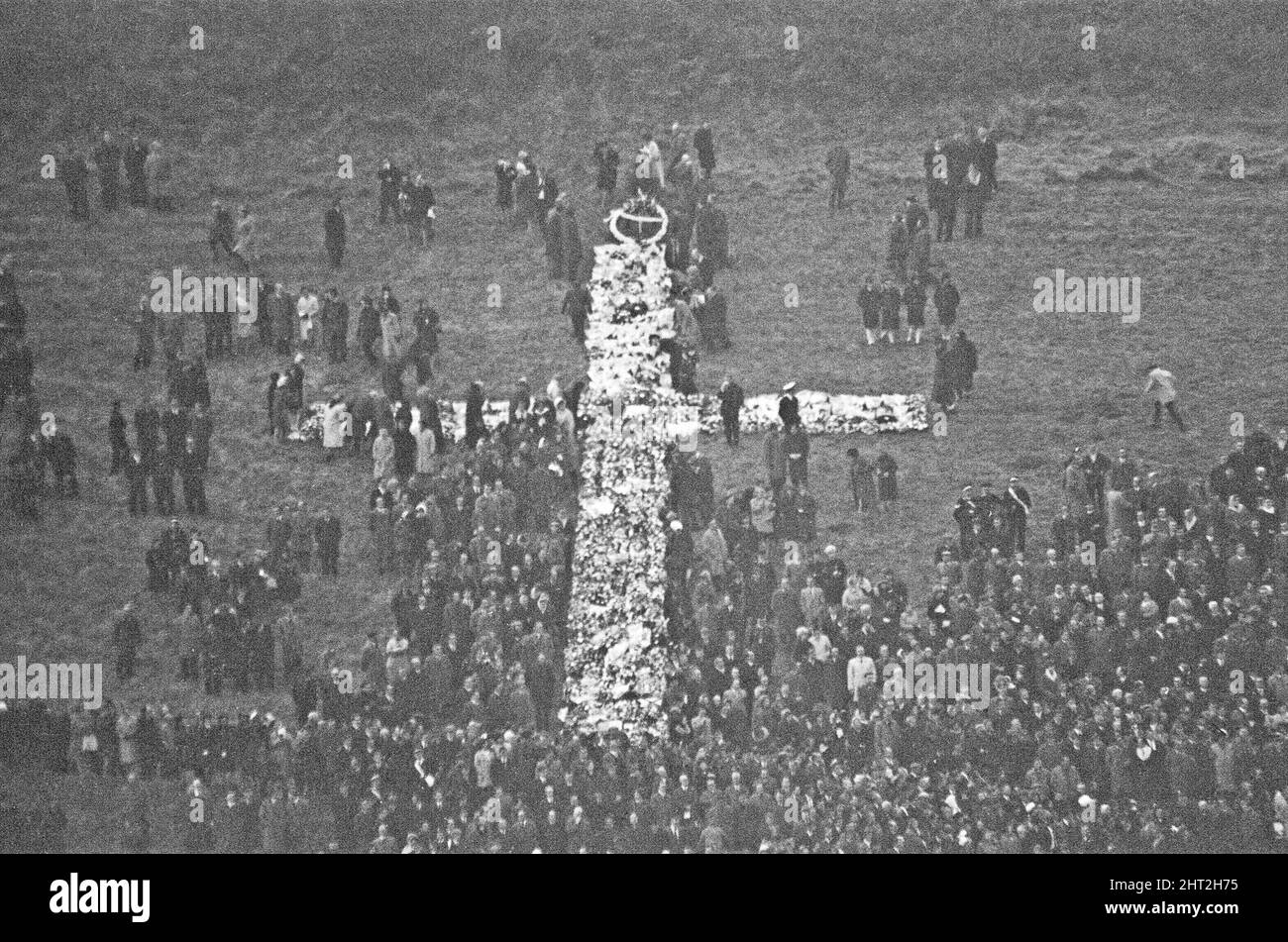 Aberfan - 27th ottobre 1966 la croce di hugh delle corone sul cimitero collinare di Aberfan, come i funerali si svolgono. Il disastro di Aberfan è stato un crollo catastrofico di una punta di petrolio collirica nel villaggio gallese di Aberfan, vicino a Merthyr Tydfil. È stato causato da un accumulo di acqua nella roccia accumulata e scisto, che improvvisamente ha iniziato a scivolare in discesa sotto forma di slurry e ha inghiottito la scuola junior Pantglas sottostante, il 21st ottobre 1966, uccidendo 116 bambini e 28 adulti. Il sito originale della scuola è ora un giardino commemorativo. Foto scattata 27th Ottobre 1966The eventi di Venerdì, 21 Ottobre Foto Stock