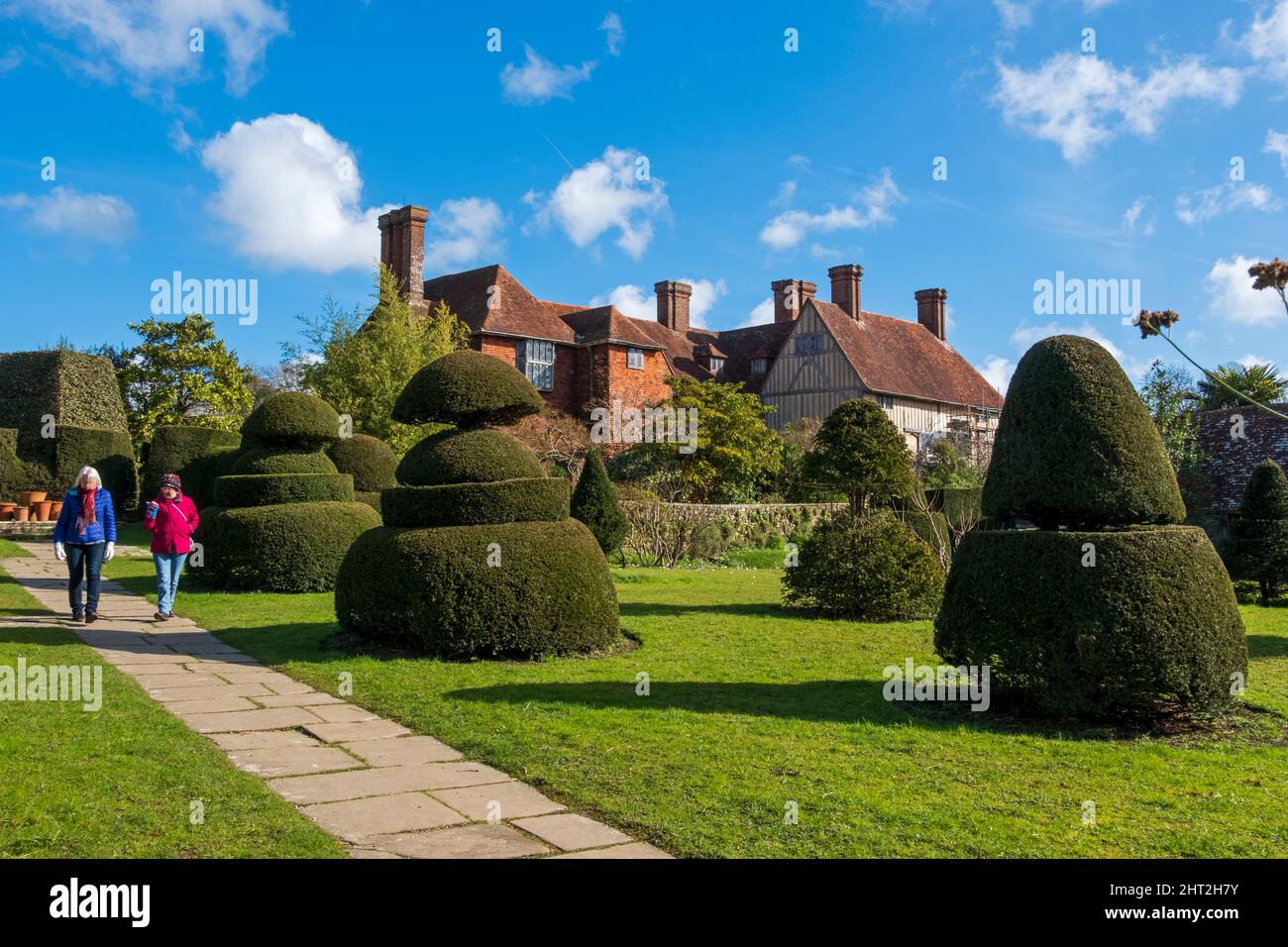 Inverno a Great Dixter, Northiam, East Sussex, Regno Unito, la casa e i giardini topiari del compianto Christopher Lloyd, il celebre scrittore di giardini Foto Stock