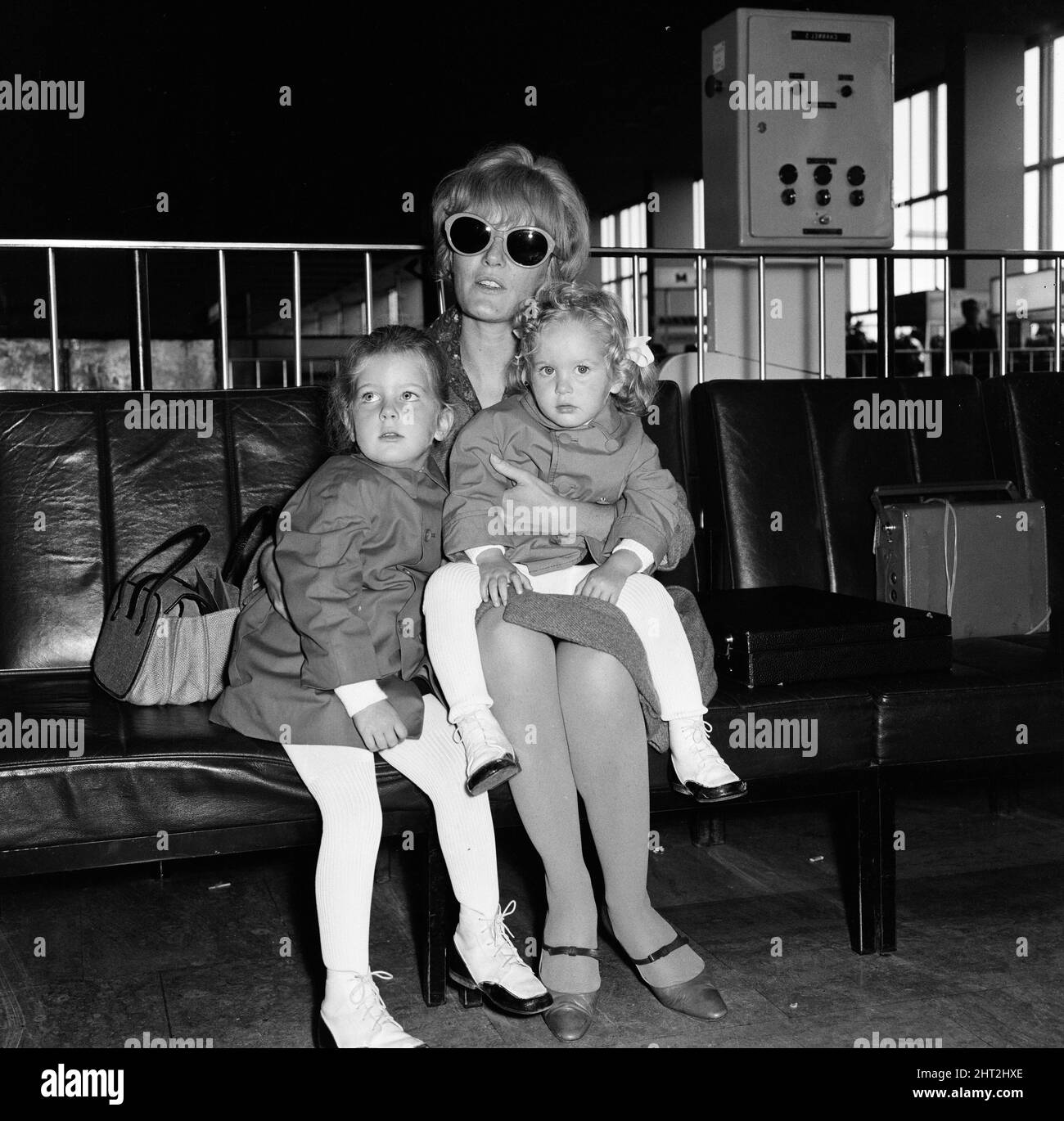 Petula Clark e i suoi figli Catherine (2 anni) e Barbara (3 anni) all'aeroporto di Londra sulla strada per Parigi. 27th settembre 1965. Foto Stock