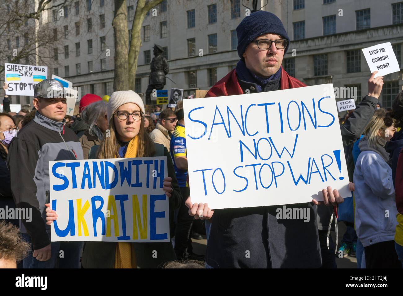 Protesta contro l'invasione russa dell'Ucraina al di fuori di Downing Street. Londra - 26th febbraio 2022 Foto Stock