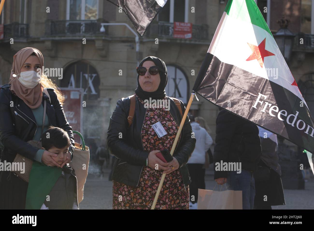 Amsterdam, Paesi Bassi. 26th Feb 2022. I membri della comunità siriana partecipano durante la manifestazione Siria Wants Freedom per protestare contro le forze di regime di Assad e gli attacchi dei suoi sostenitori contro i civili e la situazione umanitaria e l'invasione militare russa dell'Ucraina in Piazza Dam il 26 febbraio 2022 ad Amsterdam, Paesi Bassi. (Foto di Paulo Amorim/Sipa USA) Credit: Sipa USA/Alamy Live News Foto Stock