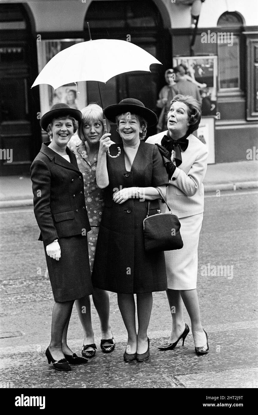 Le stelle dell'uccisione di suor George, che si trovano fuori dal St Martin's Theatre, in St Martin's Lane, sono Lally Bowers, Eileen Atkins, Beryl Reid e un'attrice senza nome. 16th giugno 1965. Foto Stock