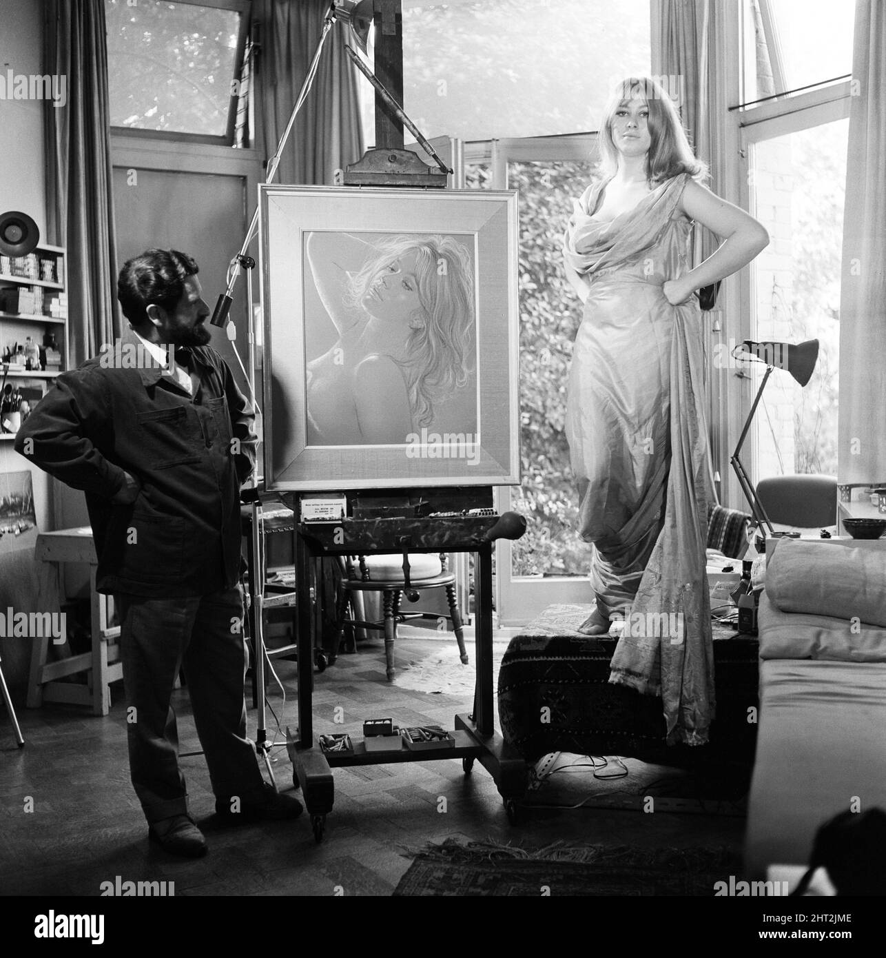 Helen Mirren, stella di Cleopatra al vecchio Vic, ha avuto molti film un ritardo offerte, ma li ha girati tutti giù per continuare i suoi studi alla scuola di dramma per un altro anno. 20 Quando era in un ristorante l'artista Hampstead Nicholas Egon la ha avvistata e ha voluto dipingerla. Helen e Nicholas sono raffigurati nel suo studio Hampstead con il dipinto. 5th ottobre 1965. Foto Stock