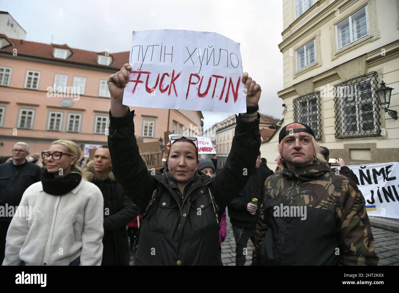 Praga, Repubblica Ceca. 26th Feb 2022. I manifestanti hanno chiesto che la Russia venisse tagliata fuori dal sistema SWIFT di fronte all'ambasciata tedesca a Praga, Repubblica Ceca, 26 febbraio 2022. La Germania si è opposta all'esclusione della Russia dal sistema di pagamento richiesto da alcuni stati in risposta all'invasione russa dell'Ucraina. Credit: Michaela Rihova/CTK Photo/Alamy Live News Foto Stock