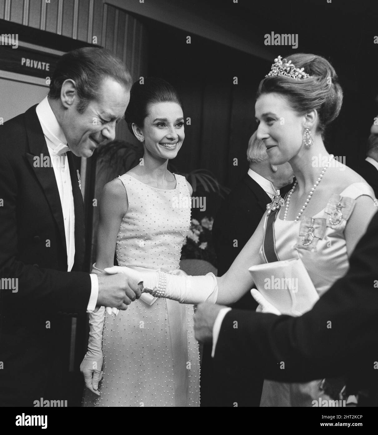 La principessa Alexandra partecipa al Premier di 'My Fair Lady' al Warner Theatre Leicester Square, Londra. La principessa Alexandra scuotendo le mani con Rex Harrison, guardando è Audrey Hepburn. 22nd gennaio 1965. Foto Stock