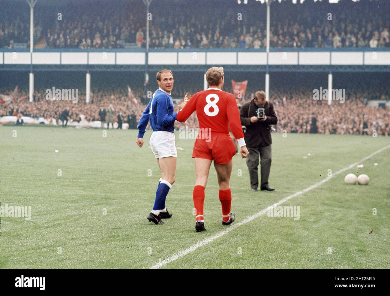 Il derby fa Charity Shield Merseyside del 1966 tra Liverpool ed Everton al Goodison Park. Prima della partita, Roger Hunt, Alan Ball e Ray Wilson hanno parato la Coppa del mondo, la fa Cup e il Trofeo della Football League intorno al Goodison Park. Liverpool ha vinto la partita con 1 gol a 0. Foto mostra: Roger Hunt e Ray Wilson, membri della vittoriosa squadra inglese d'estate, sfilando il trofeo della Coppa del mondo intorno allo stadio. 13th agosto 1966. Foto Stock