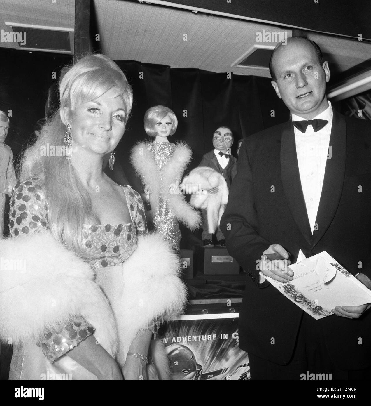 Il Premier di 'Thunderbirds are Go' si tiene al London Pavilion. Nella foto, i creatori dei pupazzi, Sylvia e Gerry Anderson. 12th dicembre 1966. Foto Stock