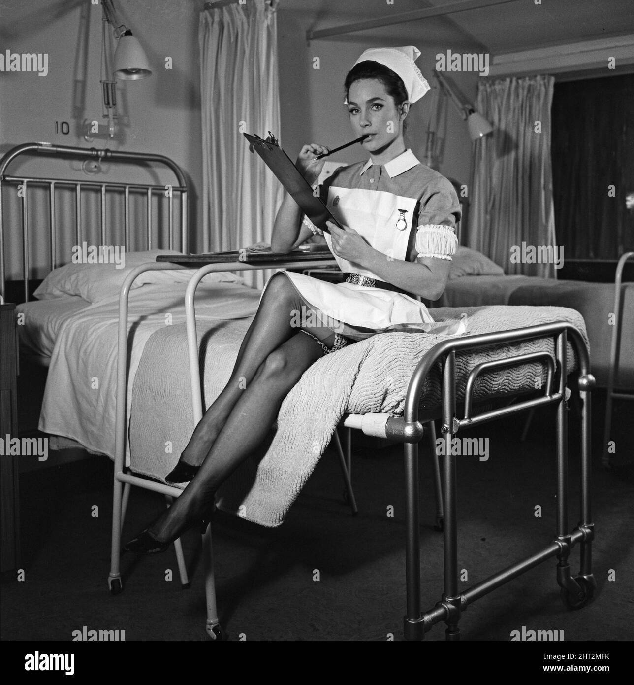Shirley Anne Field sul set di 'Doctor in Clover' in fase di sparo presso il Wrexham Park Hospital, Slough. 27th settembre 1965. Foto Stock