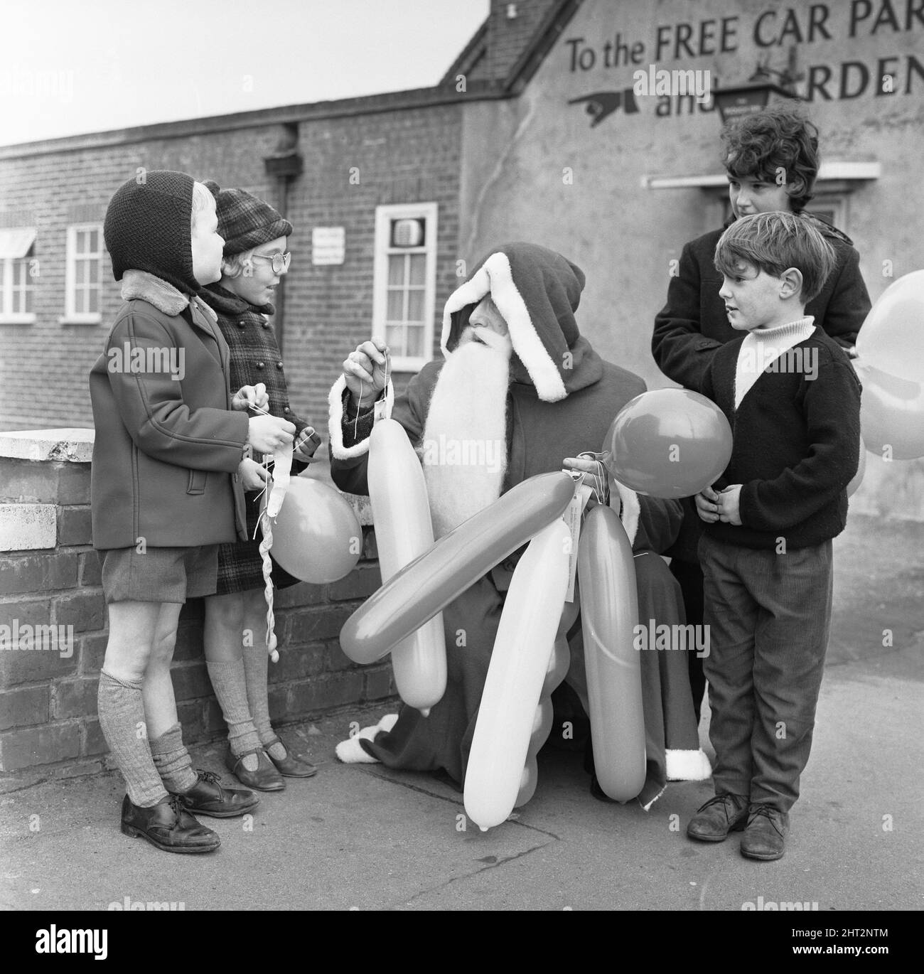 Il Natale del Padre visto qui che consegna i palloncini in Tilhurst. 18th novembre 1966 Foto Stock