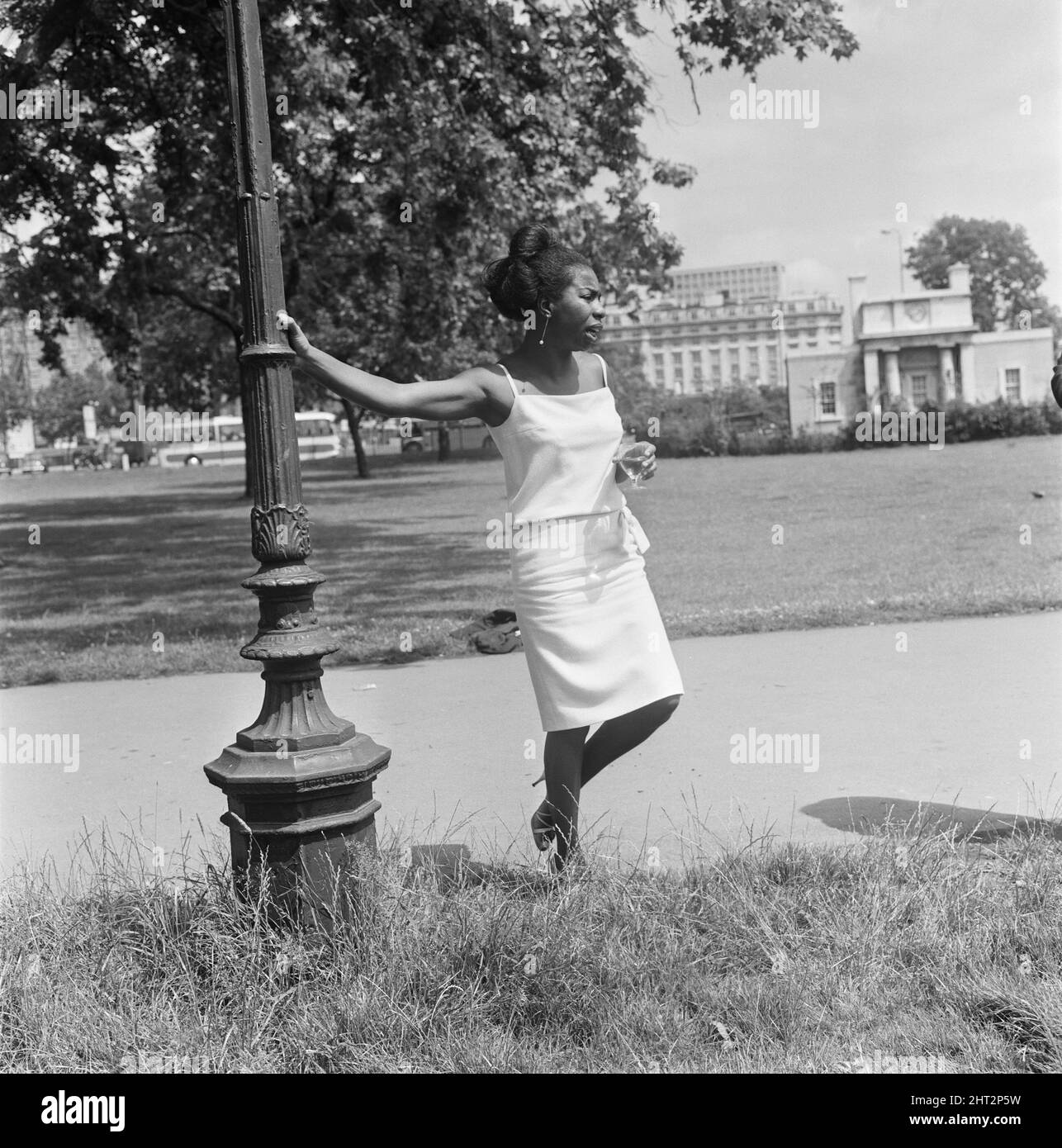 Nina Simone, raffigurata presso un ufficio stampa della sua Philips Record Company, presso Stanhope Place, Hyde Park, Londra, W2. Nina Simone era una cantante, cantautore, musicista, arrangiatore e attivista per i diritti civili. La sua musica ha abbracciato un'ampia gamma di stili musicali, tra cui classica, jazz, blues, folk, R&B, vangelo e pop. Foto scattata il 14th luglio 1965 Foto Stock