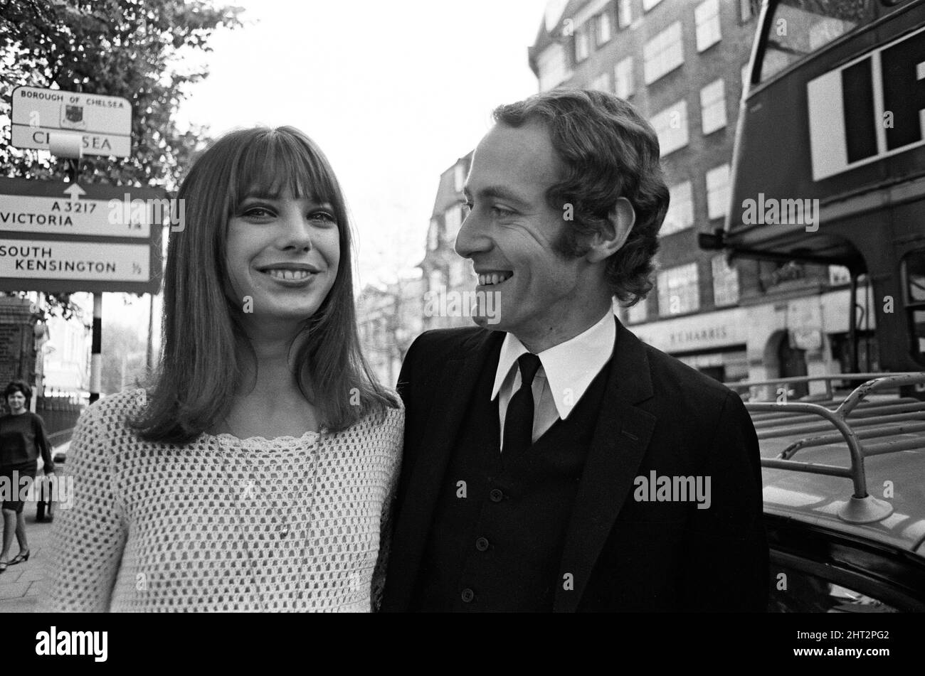 Jane Birkin, di 18 anni, attualmente protagonista del ruolo di guida del 'Passion Flower Hotel' si sposa in segreto presso l'ufficio del registro di Chelsea di Londra a John Barry, di 30 anni. 16th ottobre 1965. Foto Stock