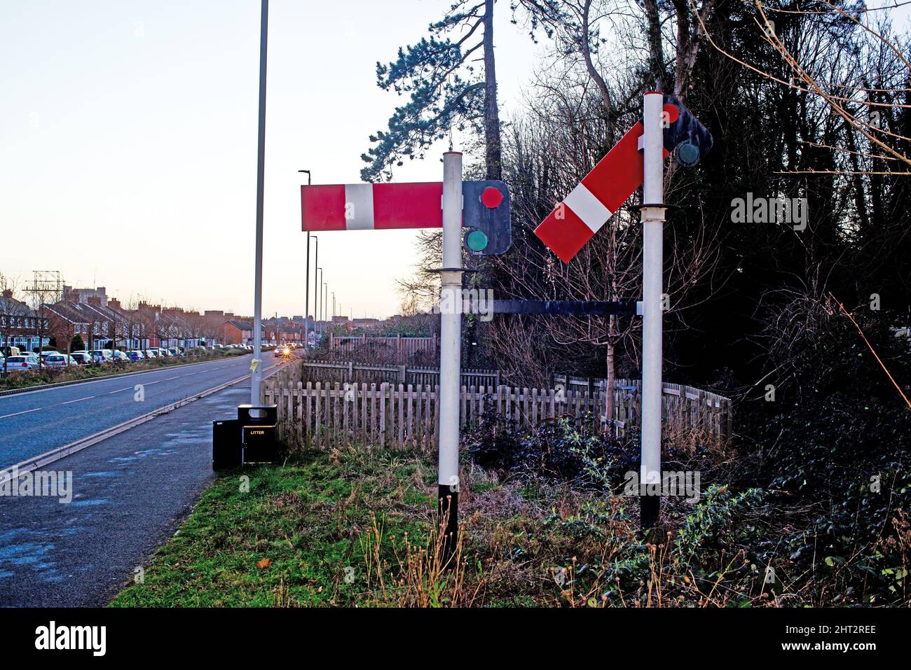 Segnali fittizi che indicano la posizione della linea ferroviaria nord-occidentale di Londra per la stazione ferroviaria di Aylesbury High Street, Buckinghamshire Foto Stock