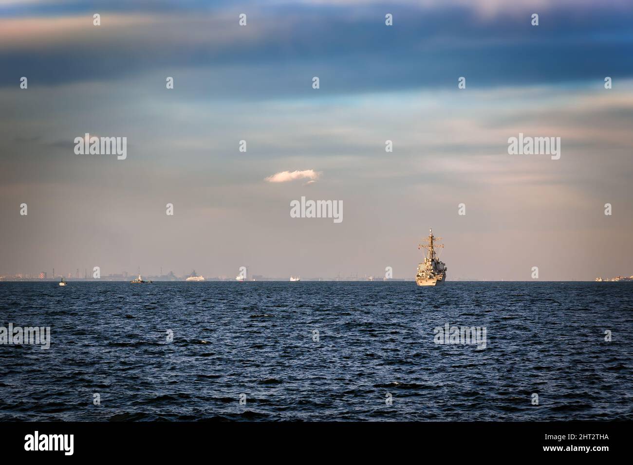 Una Marina americana Destroy si trova ancorata nella Baia di Tokyo al largo della costa di Yokosuka, Giappone. Foto Stock