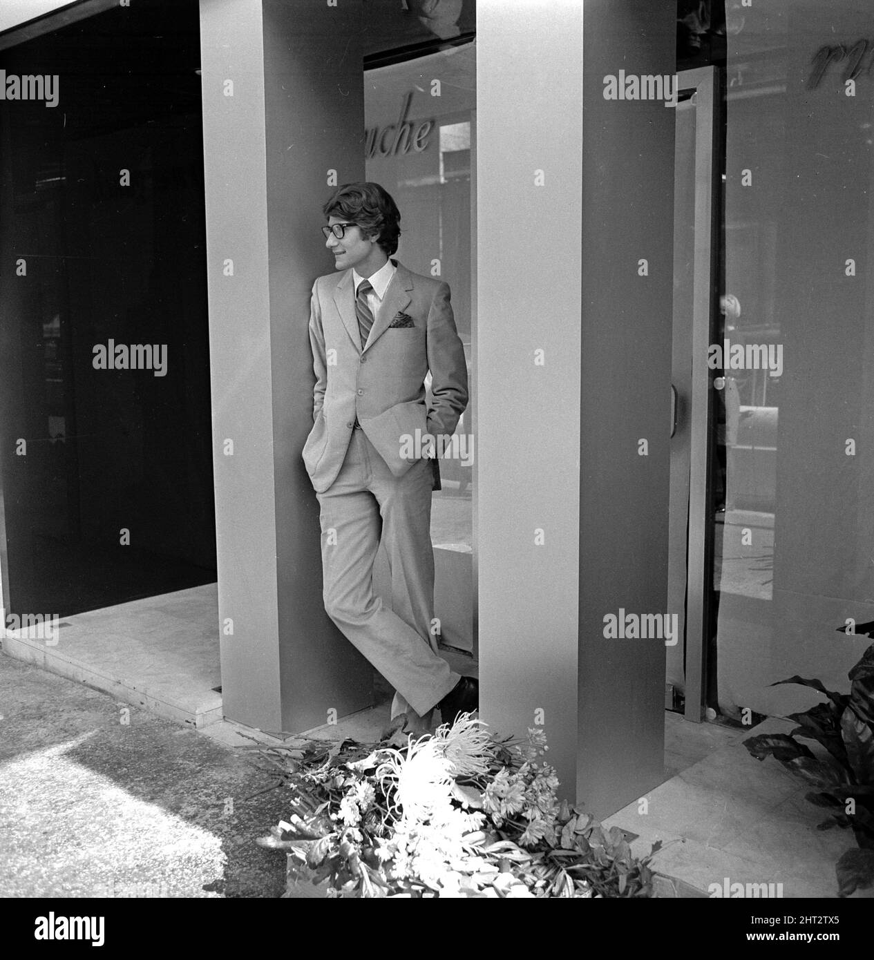 Yves St. Laurent ha ritratto fuori la sua nuova boutique in Rue de Tournon sulla riva sinistra, Parigi.26th Settembre 1966. W8856 Foto Stock