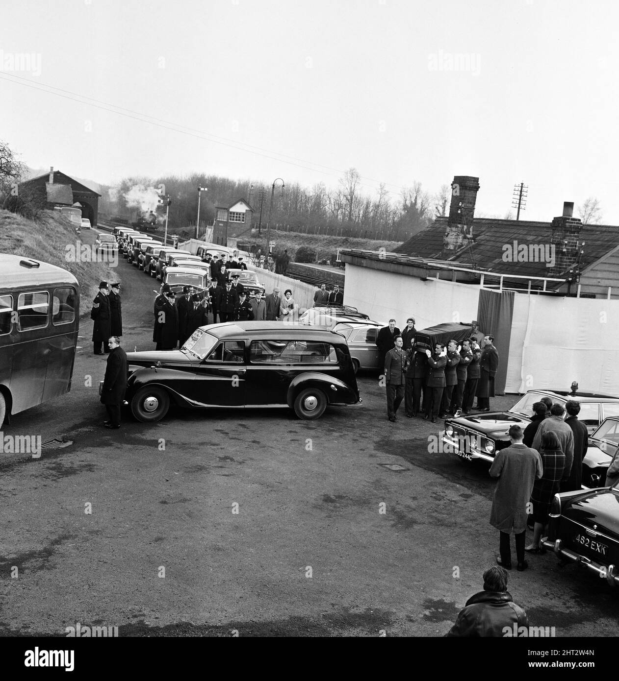 Nell'Oxfordshire viene effettuata una prova completa dei funerali di Sir Winston Churchill. La scena alla stazione di Hanborough, gli abitanti del villaggio guardano i pallbearers dalle Guardie irlandesi posizionare la bara nel cuore del motore. Schierati sullo sfondo ci sono dieci Roll Royce auto che porterà i cordoglio il viaggio di due miglia a Bladon Churchyard per l'intermento. 28th gennaio 1965. Foto Stock