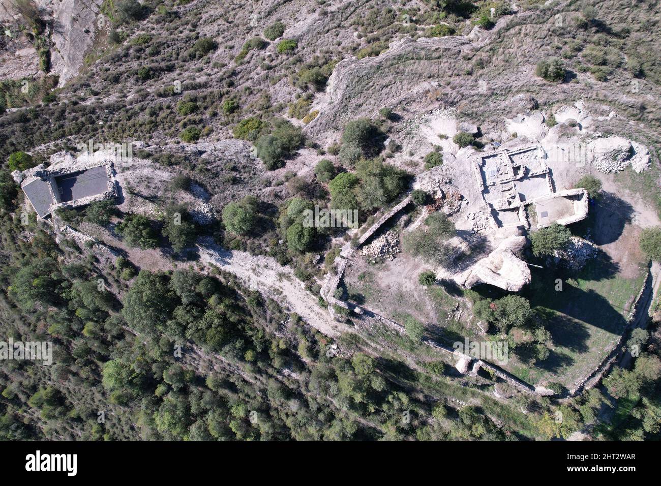 Vista aerea delle rovine del Castello di Calders, nel comune di Calders, a Barcellona, Spagna Foto Stock