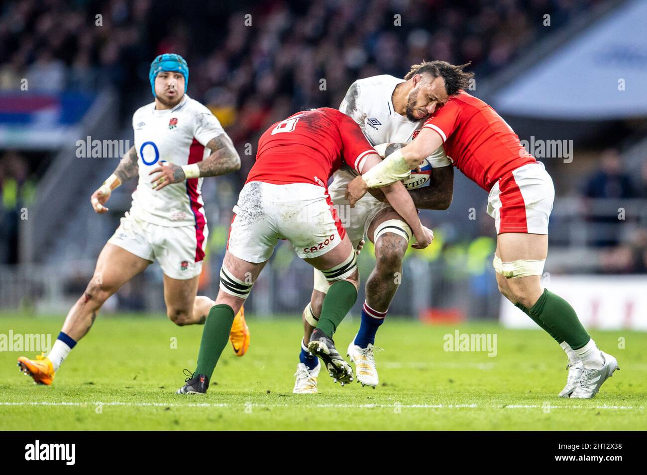 26th febbraio 2022; Twickenham Stadium, Londra, Inghilterra; International Rugby 6 Nazioni, Inghilterra contro Galles: Courtney Lawes of England è affrontato da Ross Moriarty of Wales Credit: Action Plus Sports Images/Alamy Live News Foto Stock