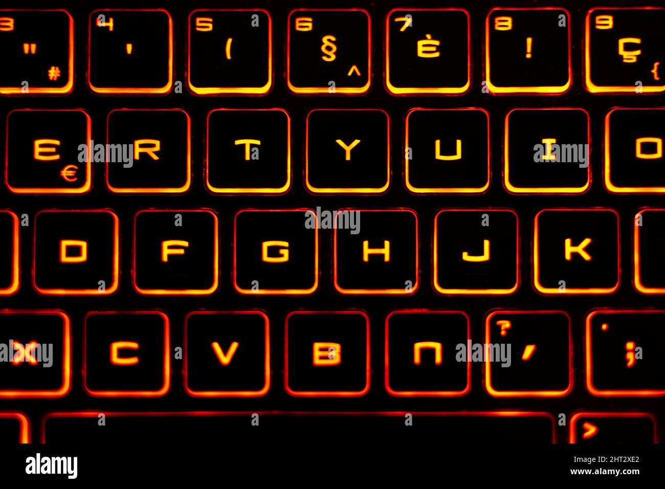 Primo piano della tastiera con luci arancioni Foto Stock