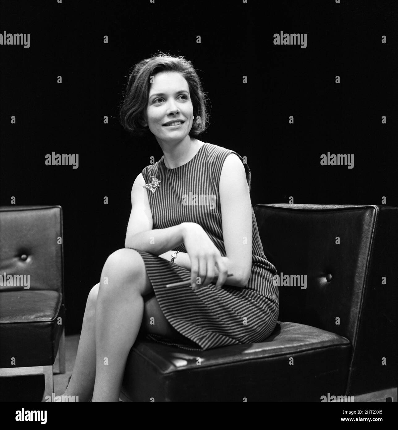 Nuova ragazza per il BBC2, l'intervistatore Joan Bakewell ha ritratto al BBC TV Center di White City, Londra. 1st aprile 1965. Foto Stock