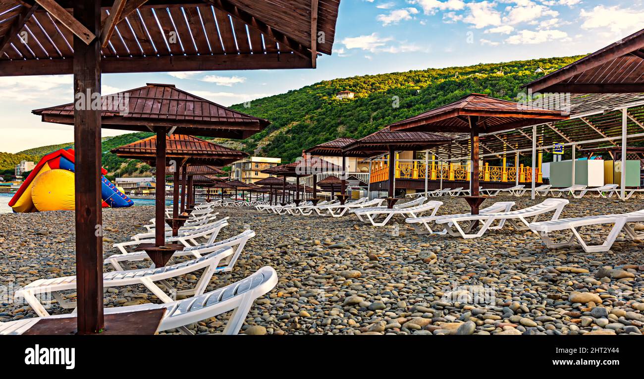 panorama della spiaggia rocciosa deserta resort Foto Stock