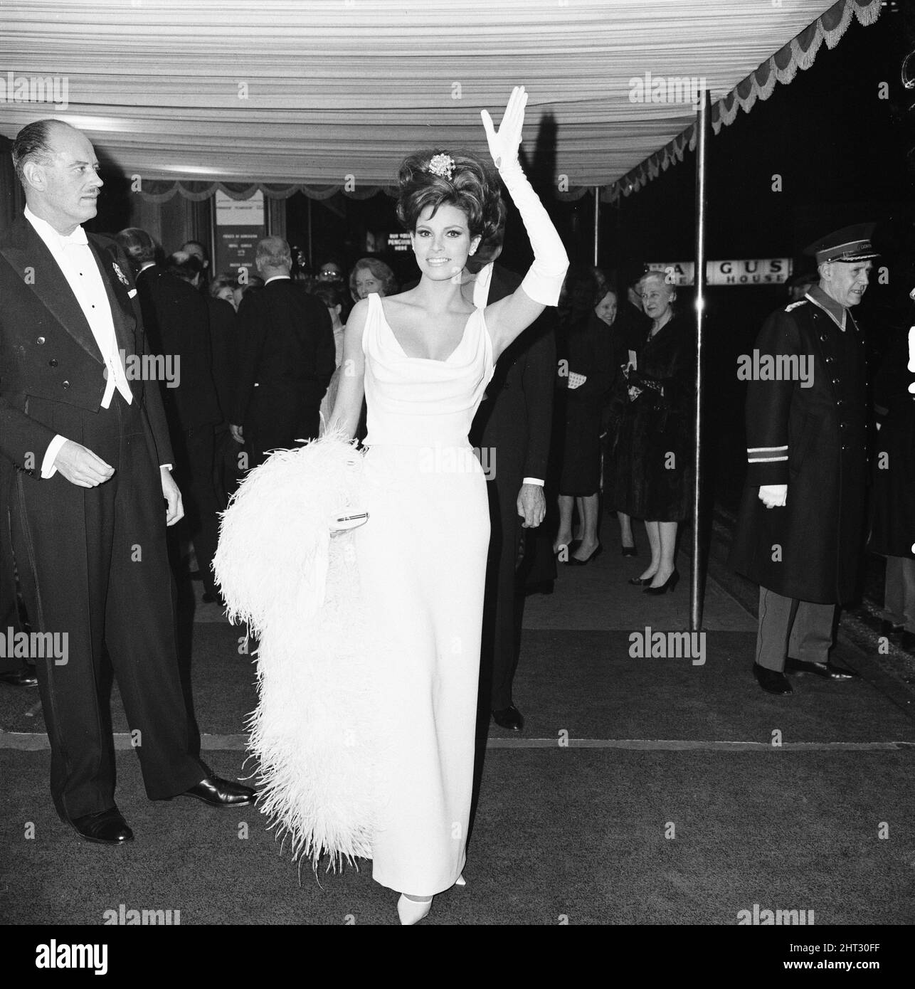 Born Free 1966, Royal Film Performance, The Odeon, Leicester Square, Londra, Lunedì 14th marzo 1966. La nostra foto mostra... Raquel Welch arriva a teatro. Foto Stock