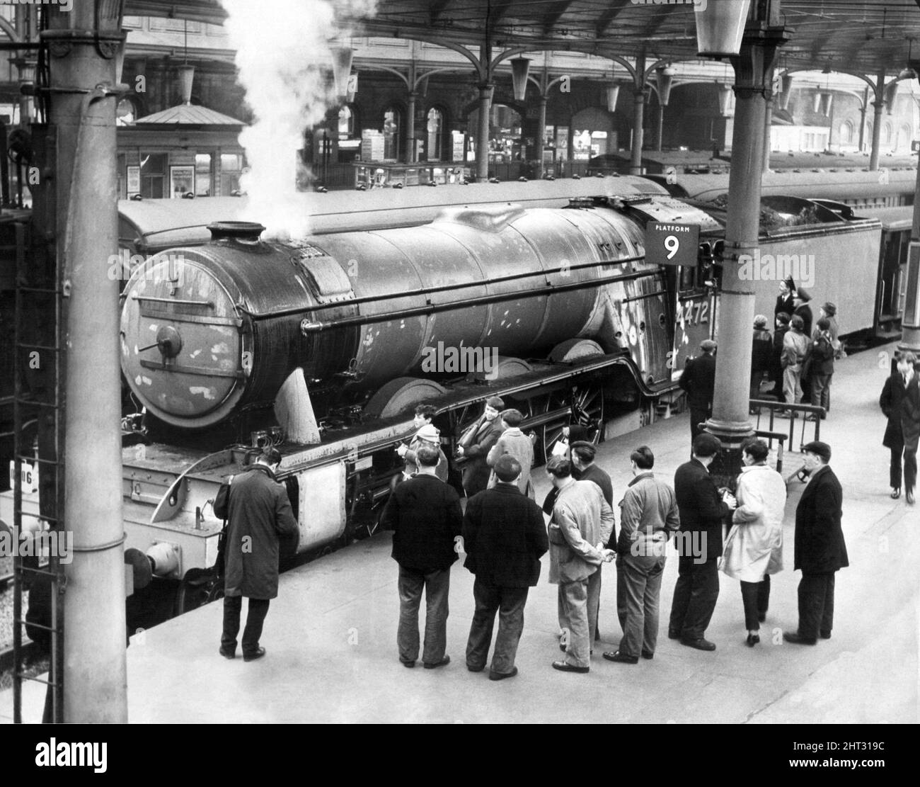 Il giovane avvistatore di treno è stato in grado di dare un'occhiata alla storia della ferrovia il 23rd febbraio 1965 alla stazione centrale, Newcastle, quando uno dei vecchi giganti dell'era del vapore motore No.4472 il Flying Scotsman ha tirato nella piattaforma 9. L'enghine si fermò per alcuni minuti alla stazione durante una corsa di prova da Darlington Foto Stock