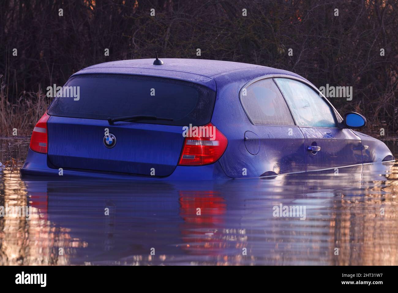 Riflessioni di una BMW sommerse in acqua su Newton Lane vicino Castleford, West Yorkshire, dopo Storm Franklin ha portato alluvione in molte parti del Regno Unito Foto Stock