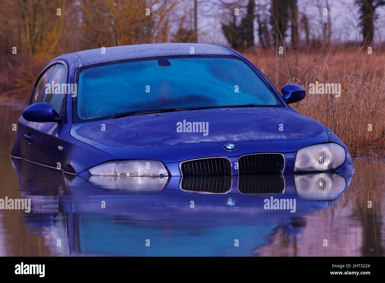Riflessioni di una BMW sommerse in acqua su Newton Lane vicino Castleford, West Yorkshire, dopo Storm Franklin ha portato alluvione in molte parti del Regno Unito Foto Stock