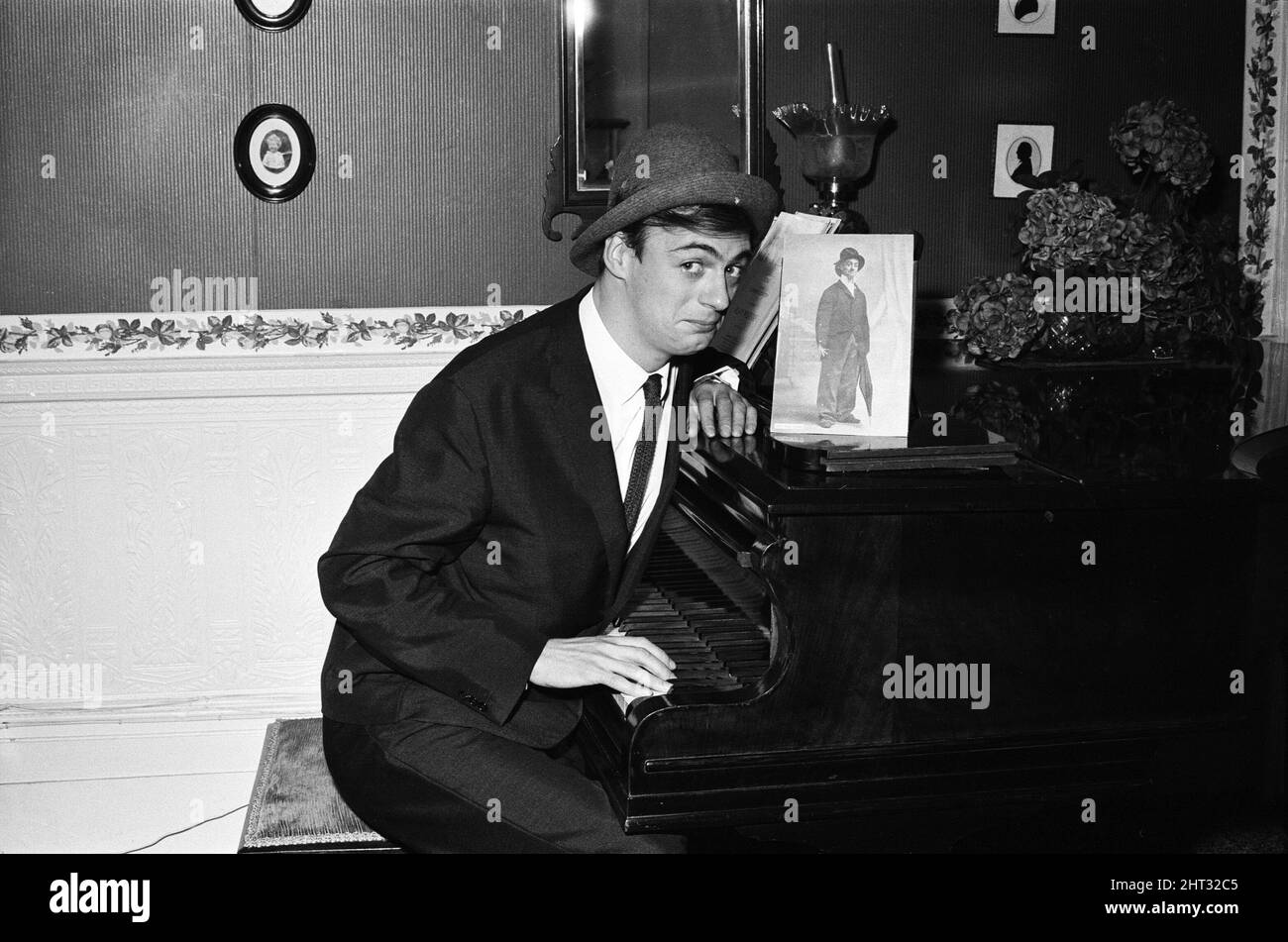 Roy Hudd, è ora protagonista della sua serie BBC dal titolo Simply 'Hudd'. Molti spettatori più anziani hanno commentato la somiglianza di Roy con un grande comico di tempi passati - Dan Leno, la cui vita ha studiato. Roy è raffigurato nella casa di Dan Leno ad Akerman Road, Brixton. 20th novembre 1965. Foto Stock