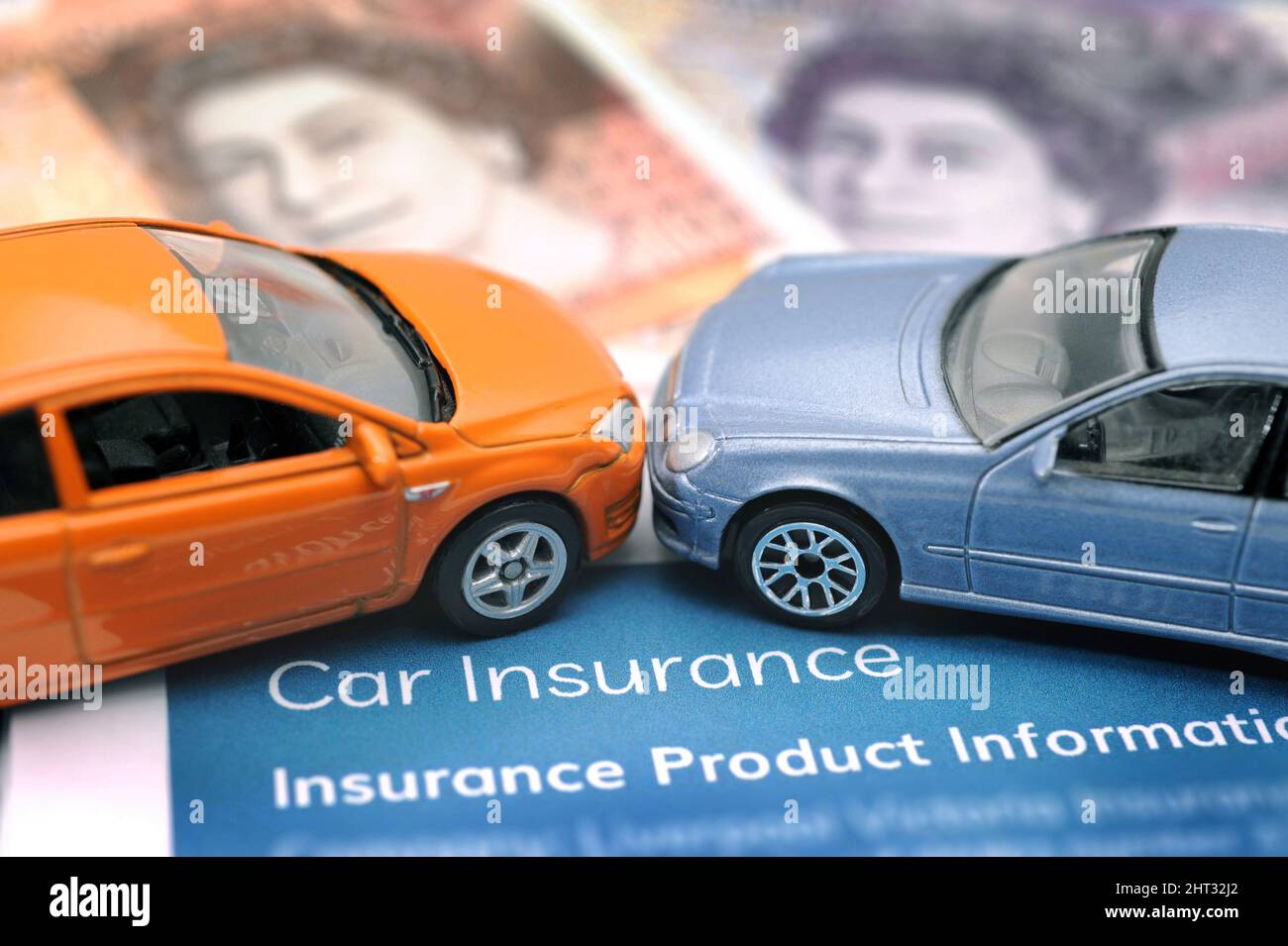 LETTERA DI ASSICURAZIONE AUTO CON AUTO MODELLO RE PREZZI IN AUMENTO PREMI DRIVER COSTI INCIDENTI AUTOMOBILISTICI URTI ECC UK Foto Stock