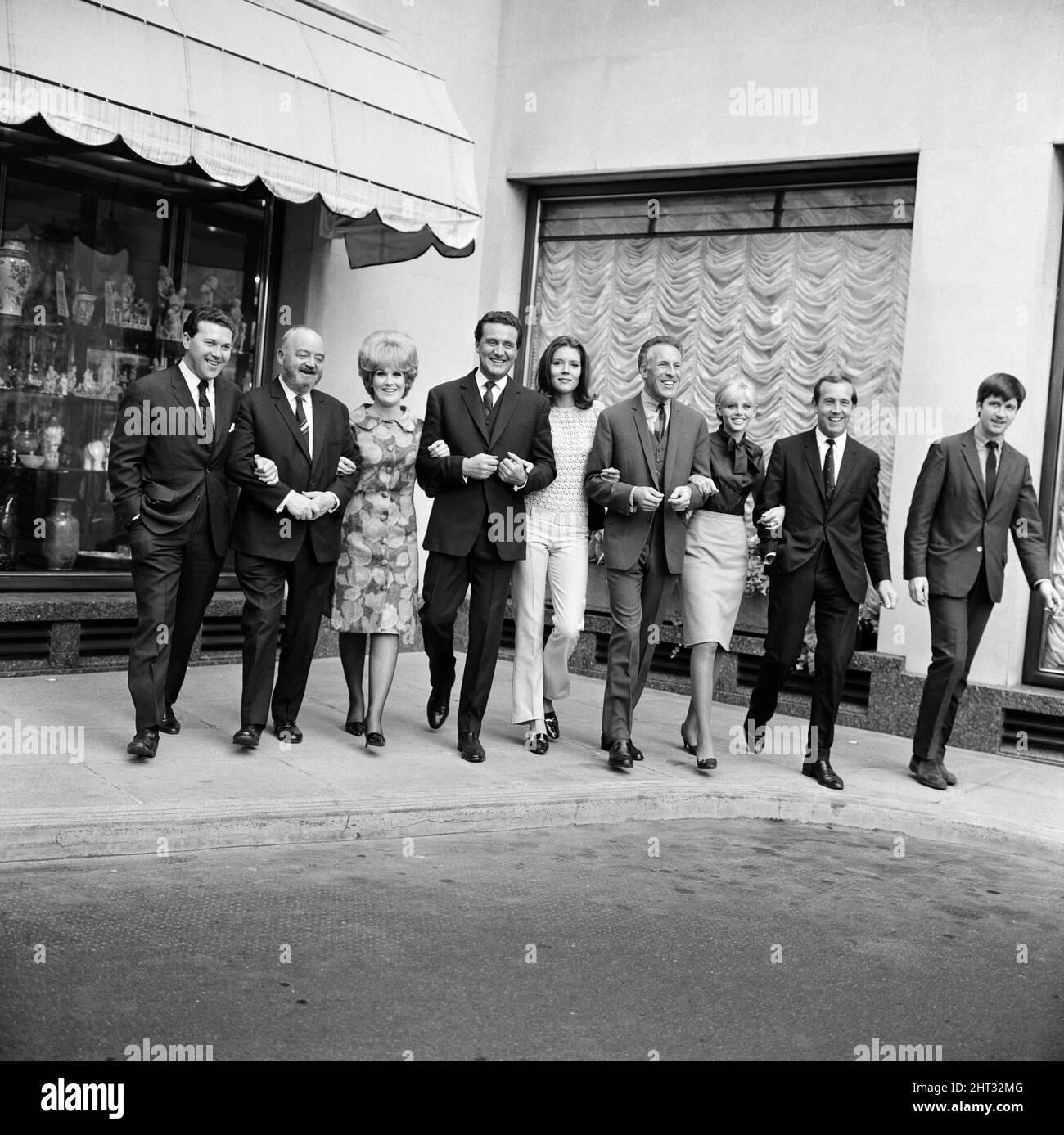 La ABC Television Autumn Press Reception, cui hanno partecipato molte delle stelle che compariranno nella nuova linea d'autunno. Da sinistra a destra, Richard 'Dickie' Davies, Philip Harben, Dusty Springfield, Patrick Macnee, Diana Rigg, Bruce Forsyth, Britt Ekland, Ian Hendry e David Buck. 22nd settembre 1965. Foto Stock