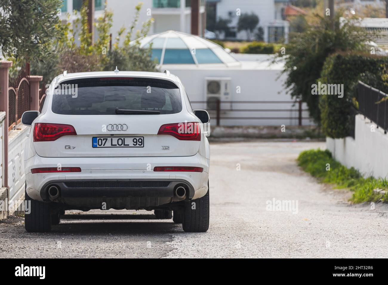 Side, Turchia – 06 2022 febbraio: Audi Q7 bianca è parcheggiata in strada in una giornata calda sullo sfondo di una recinzione, parco Foto Stock